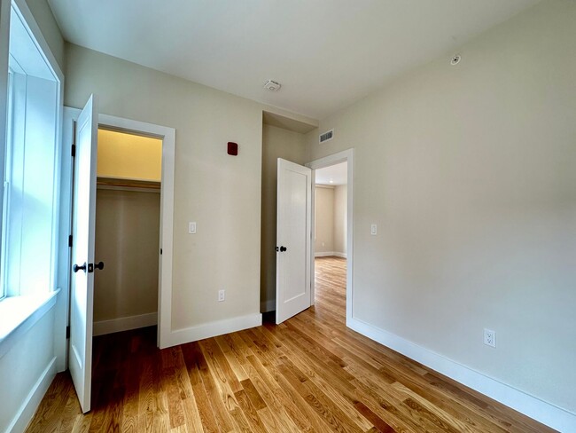 Building Photo - Nicely renovated 2 bed condo in the heart of the North End.