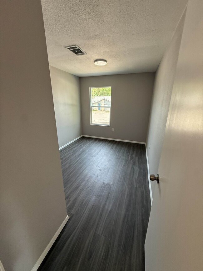 Building Photo - 6800 Bryonwood Dr