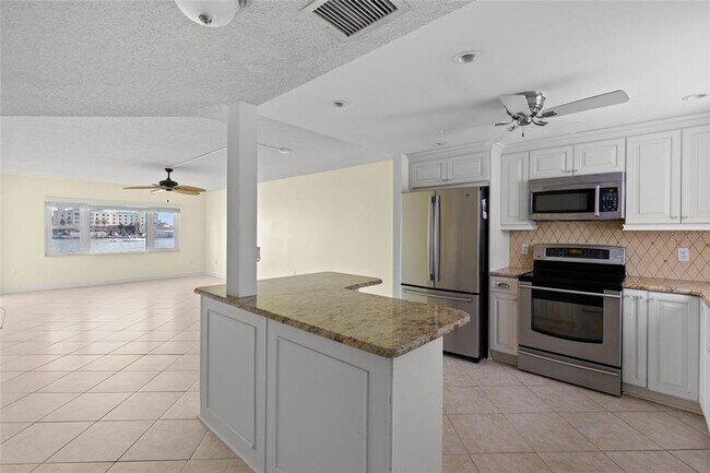 Building Photo - 4775 Cove Cir