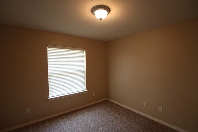 Building Photo - Stunning 3 Bedroom in Vineyard Estates Com...