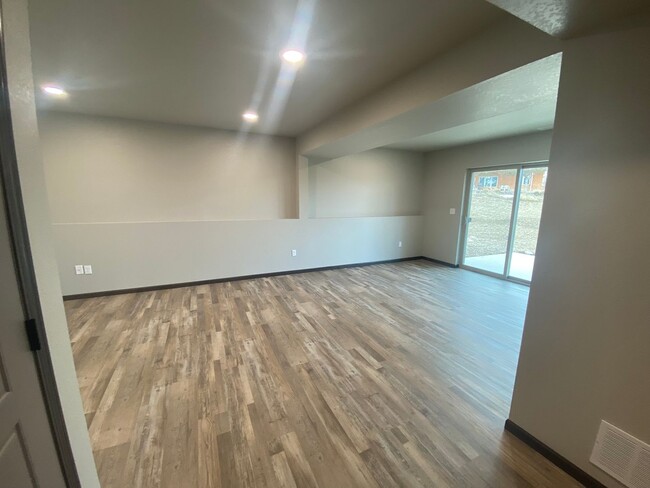 Building Photo - 4 BED | 3 BATH | TRIPLE CAR GARAGE | NEWLY...