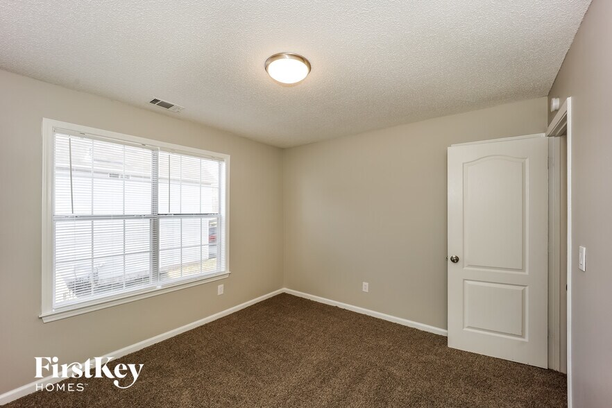 Building Photo - 1127 Forest Glen