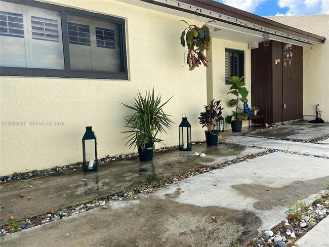 Building Photo - 13932 Kendale Lakes Dr