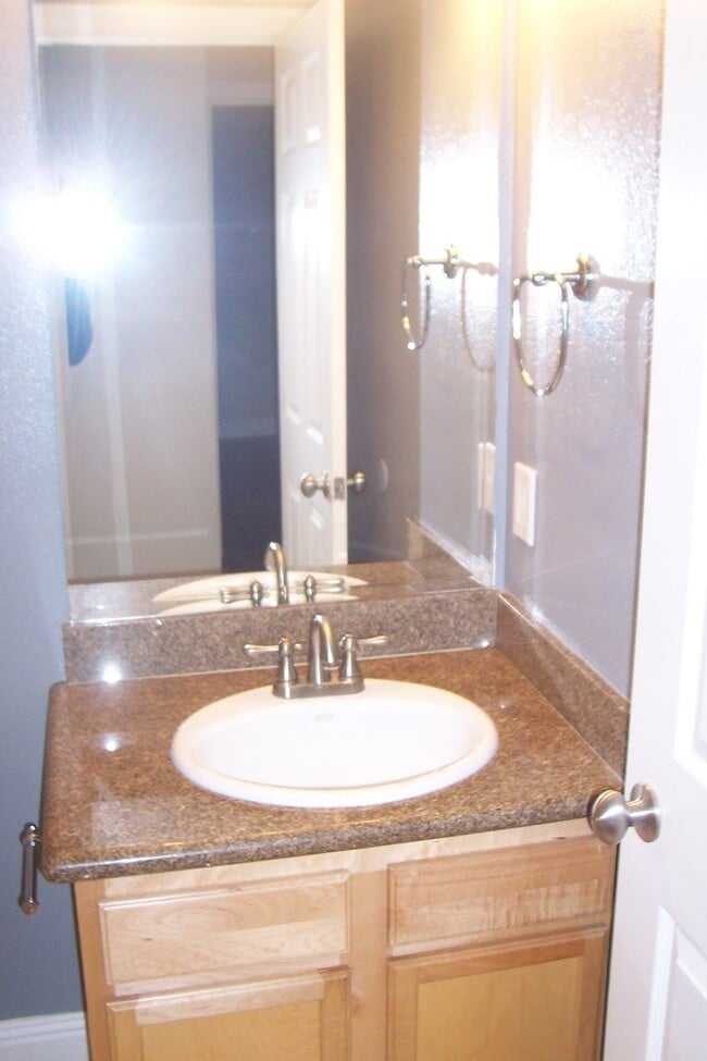 Building Photo - Beautiful 3 Bedroom 2 Bathroom Condo Cats ...