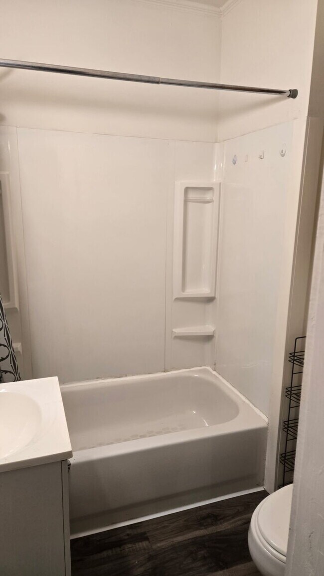 Building Photo - Comfortable, affordable, and ready to call home—this well-kept house is now available for rent.