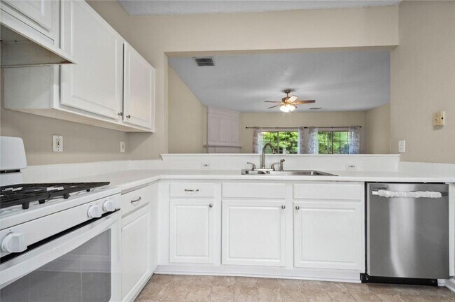 Building Photo - 14 Highoak Dr