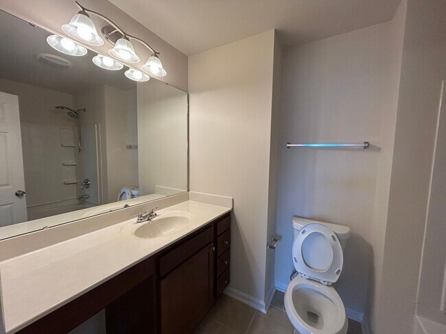 Building Photo - Immaculate beautiful 3-bedroom, 2.5-bath t...