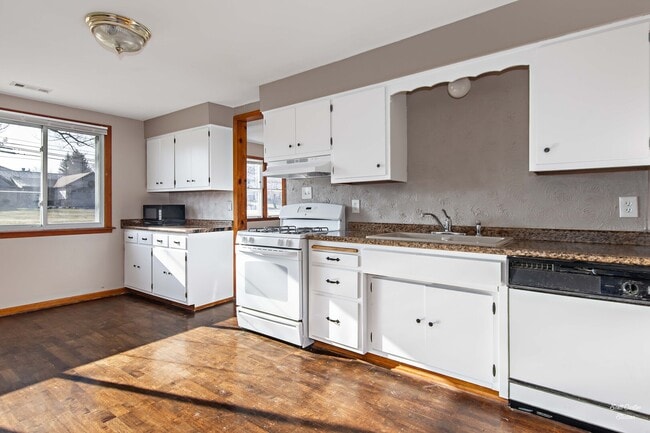 Building Photo - 480 W Grand Ave