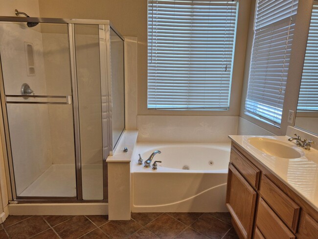 Building Photo - MAY MOVE IN SPECIAL - $500.00 of 2nd Month