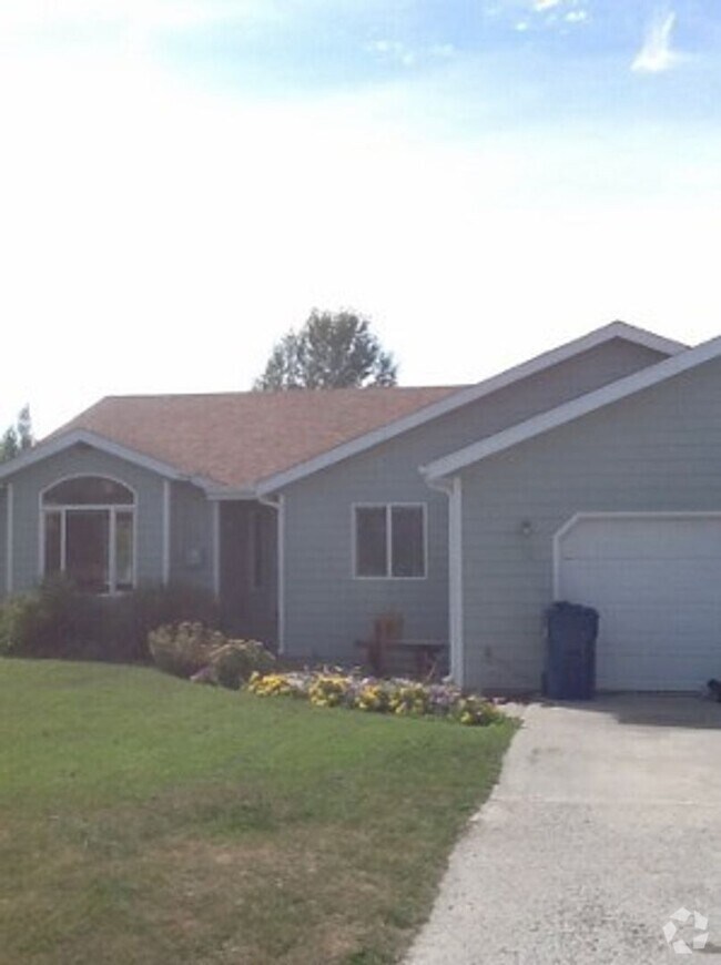 Building Photo - Home in Friendly Manhattan, Montana