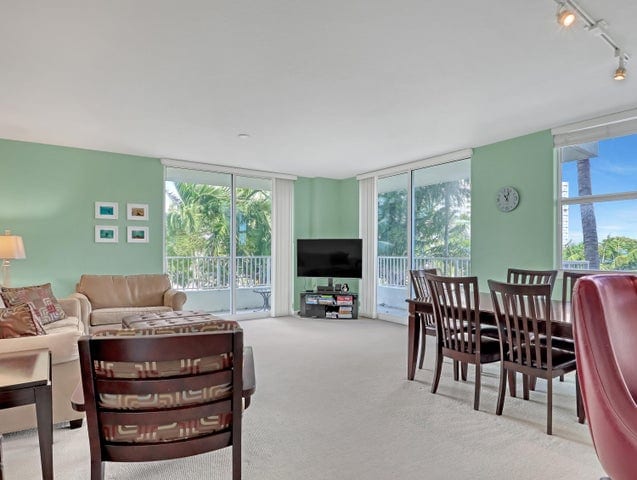 Building Photo - 700 E Boynton Beach Blvd