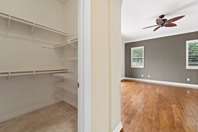 Building Photo - Beautiful & Spacious Single Level Eastlake...
