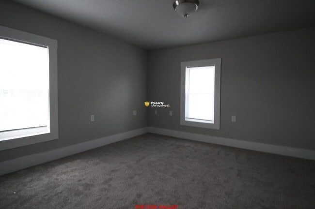 Building Photo - Large refurbished 3 Bedroom Upper