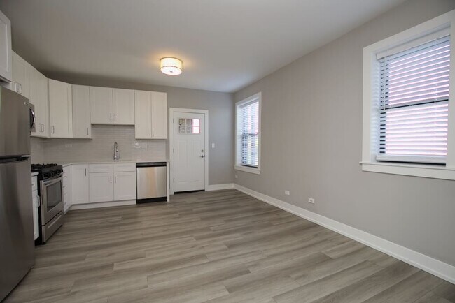 Building Photo - 3944 N Janssen Ave