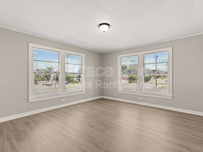 Building Photo - 1801 Reuter Ave