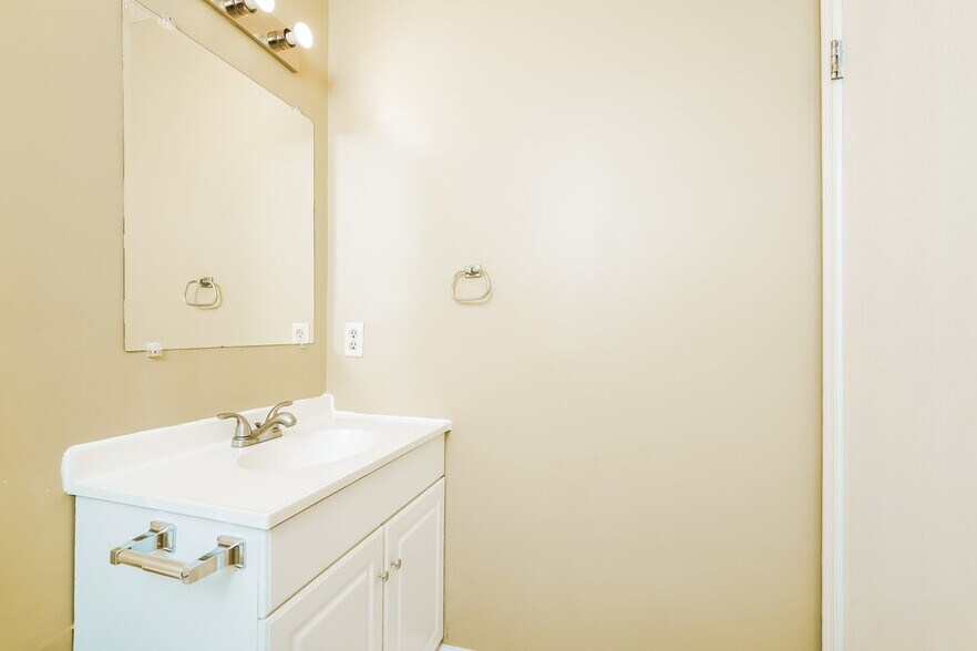 Building Photo - 5761 Pilgrim Dr