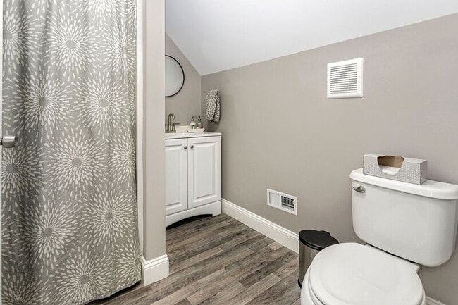 Building Photo - 349 S Chillicothe St