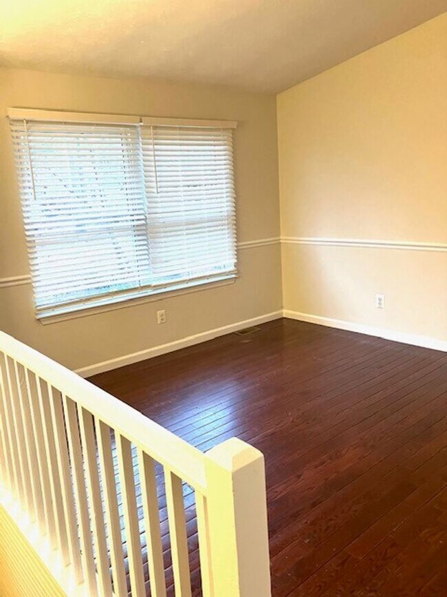 Building Photo - SPACIOUS HOME ON LARGE LOT - 4 BEDS 2.5 BATHS