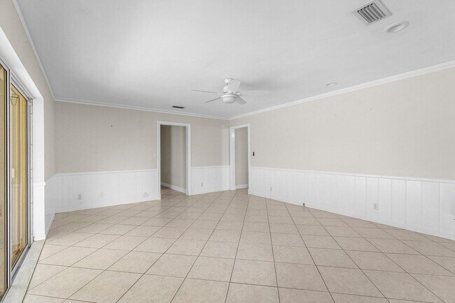 Building Photo - 222 Fairway W