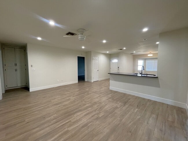 Building Photo - Modern and Move In Ready