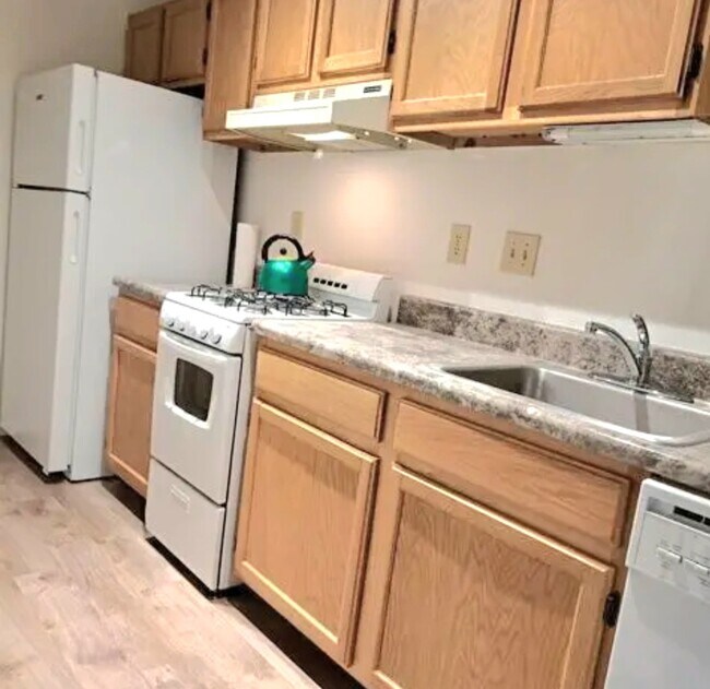 Kitchen - 6824 Glenridge Dr
