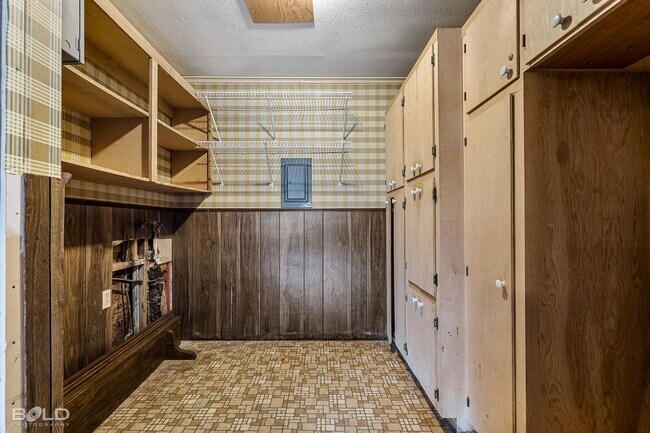 Building Photo - 3 Bedroom 2 bath Brick Home!