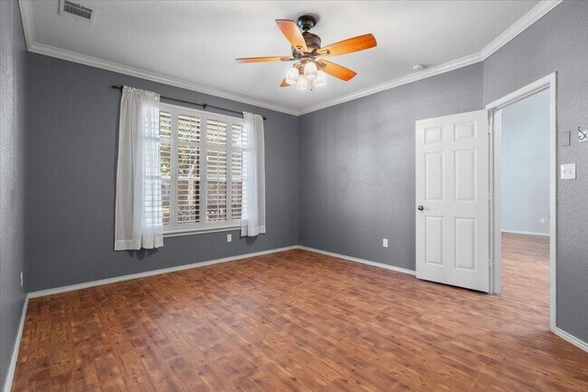 Building Photo - 633 Fairway