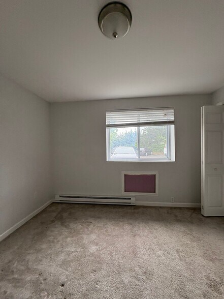 Building Photo - 129 Cosey Beach Ave
