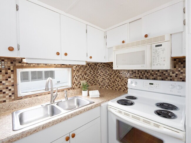 Building Photo - "Charming 2-Bed Furnished Annual Retreat in Venice, FL – Your Cozy Home Awaits!"
