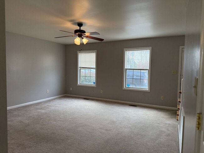 Building Photo - 2 bedroom 1.5 bath townhouse