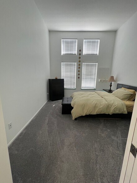 Building Photo - 24155 Del Monte Dr