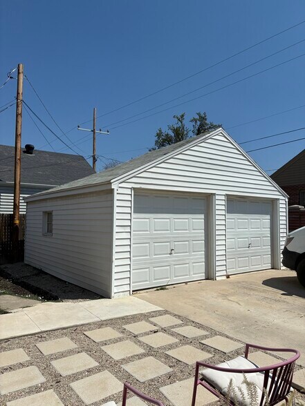 Building Photo - 2697 S Glenmare St