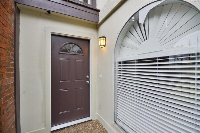 Building Photo - 1326 Town Cir