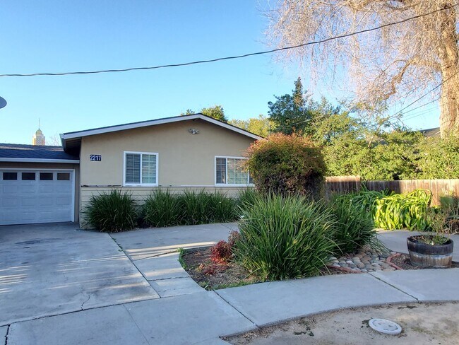Building Photo - 2217 Bonifacio St