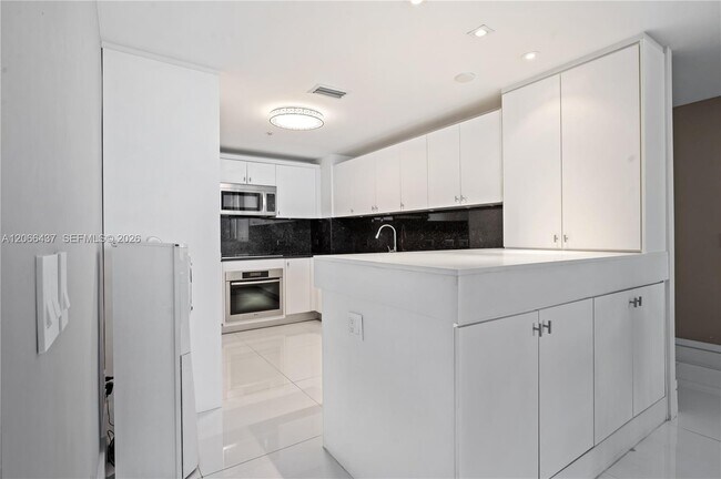 Building Photo - 6899 Collins Ave