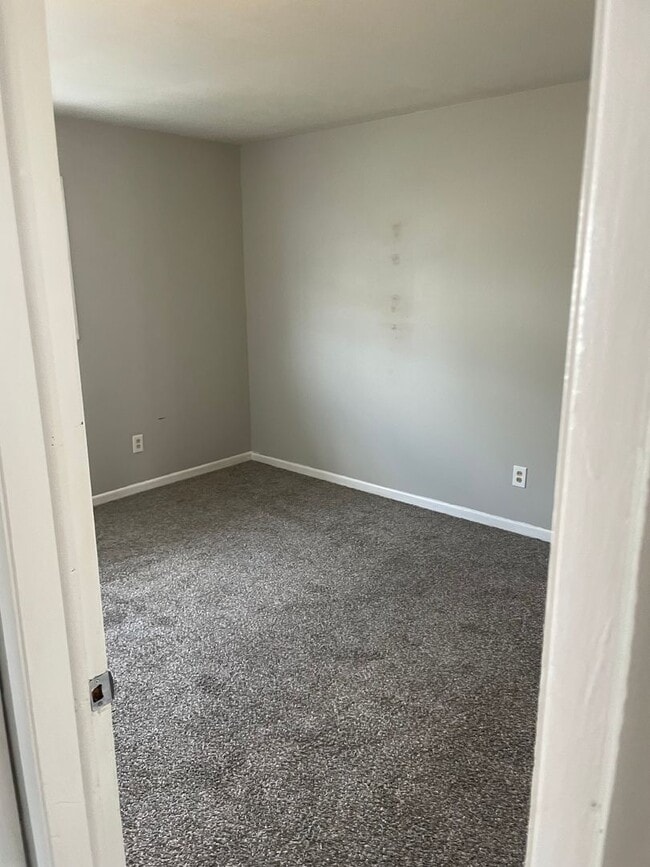 Building Photo - 3 bed 1.5 bath town home.