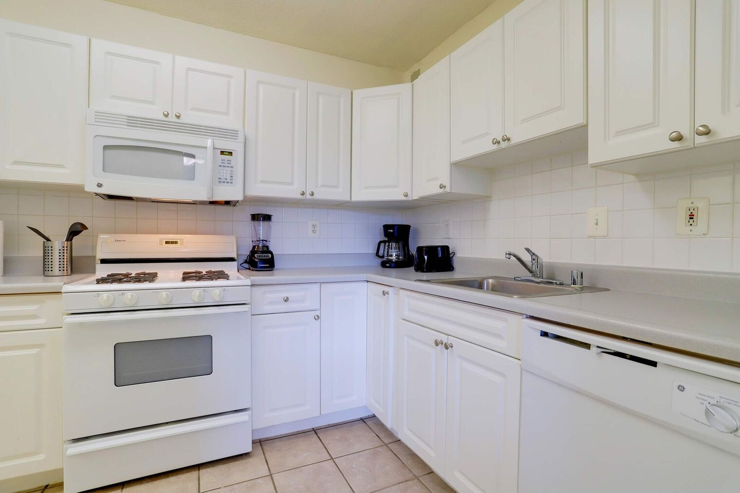 Building Photo - 1600 S Eads St