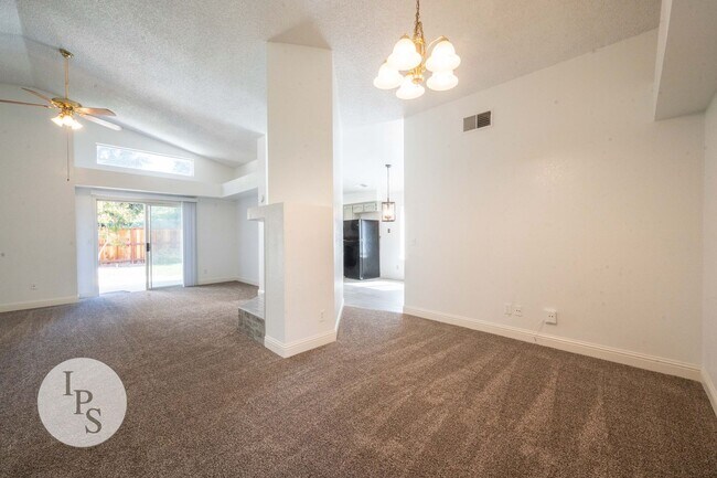 Building Photo - North Fresno Home in CUSD, 3BR/2BA, Beautiful Updates - Lots of Amenities!