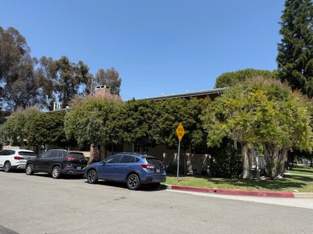 Building view from Riverside Drive - 10481 Riverside Dr