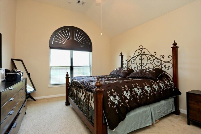 Building Photo - 26715 Richwood Oaks Dr