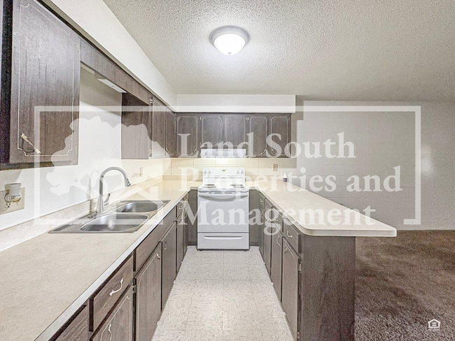 Building Photo - 815 W Carole St