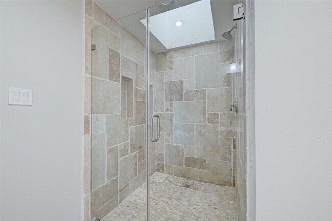 Building Photo - 915 Daria Dr