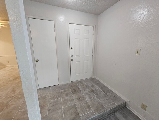 Building Photo - Beautifully Renovated 2-Bedroom Half Duple...