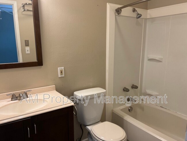 Building Photo - 402 Thompson Dr