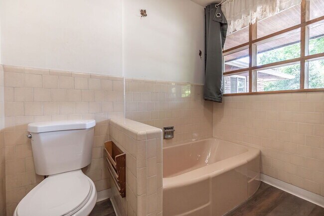 Building Photo - Spacious 3 bed 3 bath home