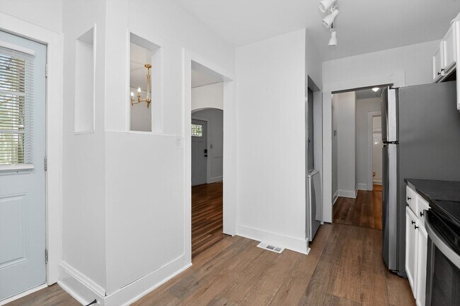 Building Photo - Charming 2BR Home Near Uptown Charlotte