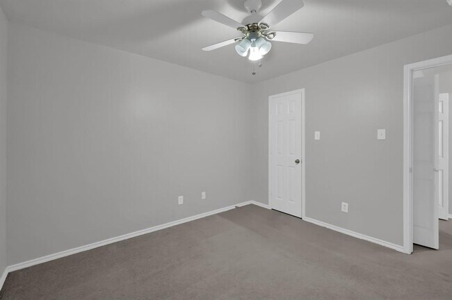 Building Photo - 27 S Villa Oaks Dr