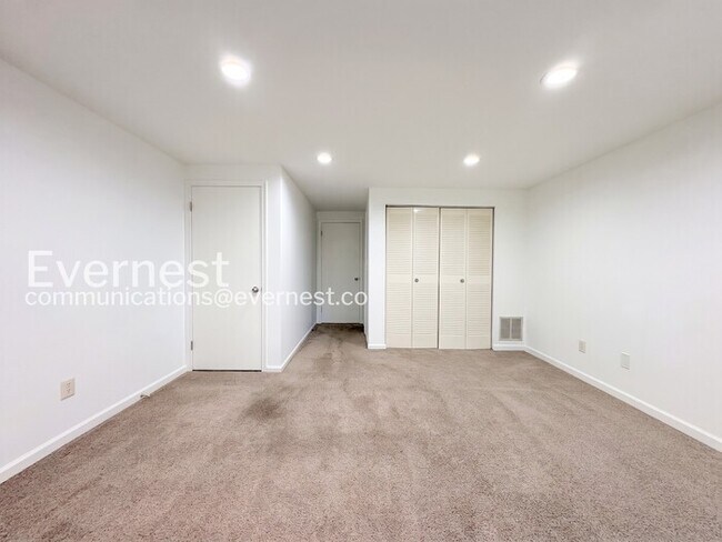 Building Photo - 2 Bed/2 Bath Town Home with Modern Amenities / Vouchers Accepted / Available Now!