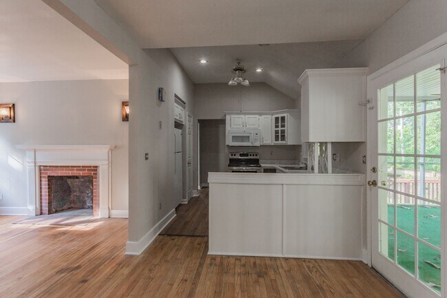 Building Photo - 3 bedroom Signal Mountain Charmer!