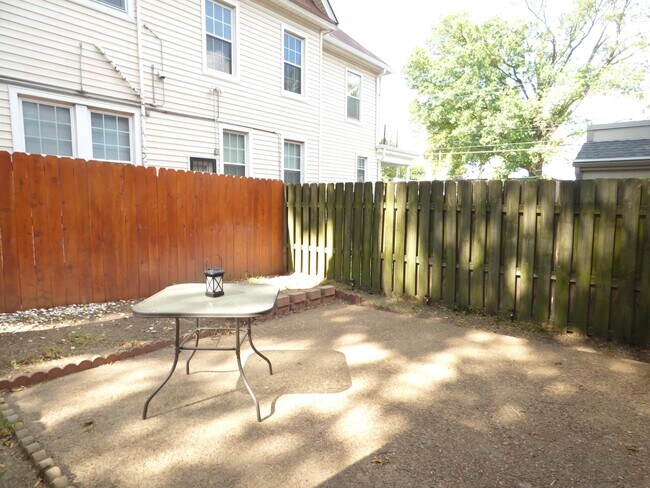 Building Photo - 1695 Belvedere Ct